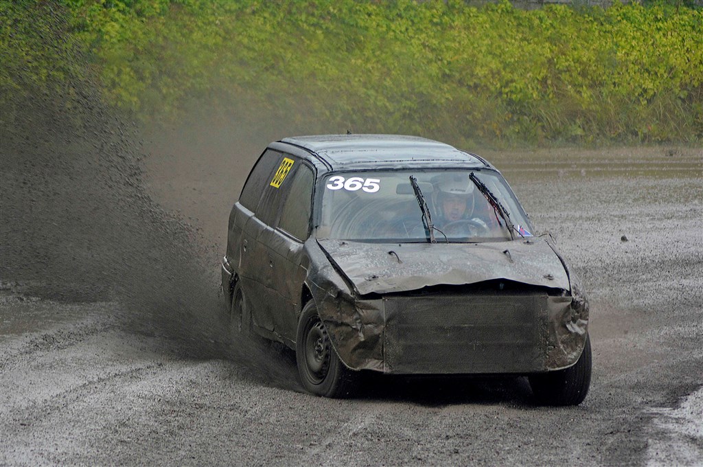 Anders Salomonsen kører friskt til i Klasse 2 med sin veltjente Ford Mondeo varevogn.
(Foto: Åge Keseler Kirketerp)